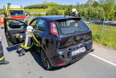 Crash mit vier Verletzten: Auer Talstraße nach Unfall voll gesperrt - Auffahrunfall mit vier Verletzten. Foto: Niko Mutschmann