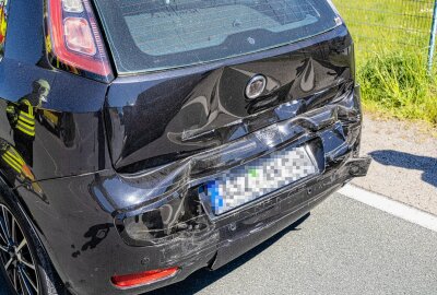 Crash mit vier Verletzten: Auer Talstraße nach Unfall voll gesperrt - Auer Talstraße wurde vollgesperrt. Foto: Niko Mutschmann