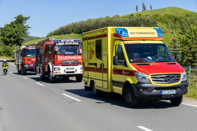 Crash mit vier Verletzten: Auer Talstraße nach Unfall voll gesperrt - Auer Talstraße wurde vollgesperrt. Foto: Niko Mutschmann