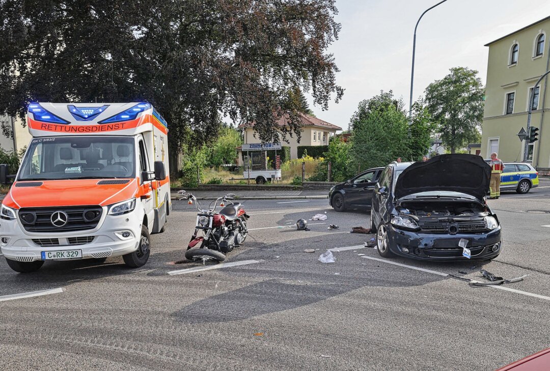 Crash zwischen Motorrad und PKW in Limbach: Zwei Personen schwer verletzt - Am Mittwochabend kam es auf einer Kreuzung in Limbach-Oberfrohna zu einem Verkehrsunfall zwischen einem Motorrad und einem Auto. Foto: Andreas Kretschel