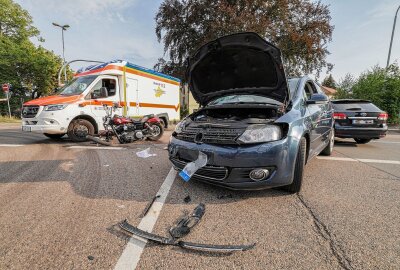 Crash zwischen Motorrad und PKW in Limbach: Zwei Personen schwer verletzt - Am Mittwochabend kam es auf einer Kreuzung in Limbach-Oberfrohna zu einem Verkehrsunfall zwischen einem Motorrad und einem Auto. Foto: Andreas Kretschel