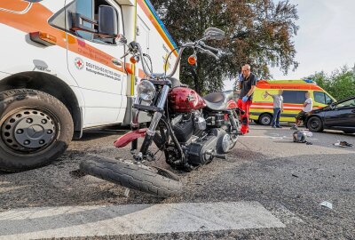 Crash zwischen Motorrad und PKW in Limbach: Zwei Personen schwer verletzt - Am Mittwochabend kam es auf einer Kreuzung in Limbach-Oberfrohna zu einem Verkehrsunfall zwischen einem Motorrad und einem Auto. Foto: Andreas Kretschel