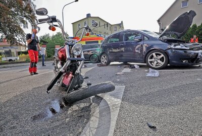 Crash zwischen Motorrad und PKW in Limbach: Zwei Personen schwer verletzt - Am Mittwochabend kam es auf einer Kreuzung in Limbach-Oberfrohna zu einem Verkehrsunfall zwischen einem Motorrad und einem Auto. Foto: Andreas Kretschel