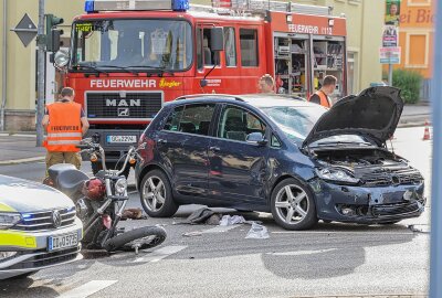 Crash zwischen Motorrad und PKW in Limbach: Zwei Personen schwer verletzt - Am Mittwochabend kam es auf einer Kreuzung in Limbach-Oberfrohna zu einem Verkehrsunfall zwischen einem Motorrad und einem Auto. Foto: Andreas Kretschel