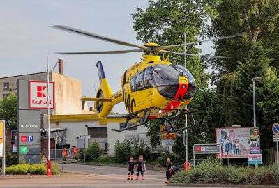 Crash zwischen Motorrad und PKW in Limbach: Zwei Personen schwer verletzt - Am Mittwochabend kam es auf einer Kreuzung in Limbach-Oberfrohna zu einem Verkehrsunfall zwischen einem Motorrad und einem Auto. Foto: Andreas Kretschel