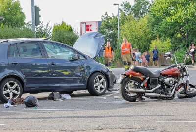 Crash zwischen Motorrad und PKW in Limbach: Zwei Personen schwer verletzt - Am Mittwochabend kam es auf einer Kreuzung in Limbach-Oberfrohna zu einem Verkehrsunfall zwischen einem Motorrad und einem Auto. Foto: Andreas Kretschel