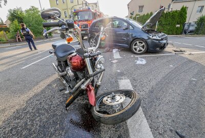 Crash zwischen Motorrad und PKW in Limbach: Zwei Personen schwer verletzt - Am Mittwochabend kam es auf einer Kreuzung in Limbach-Oberfrohna zu einem Verkehrsunfall zwischen einem Motorrad und einem Auto. Foto: Andreas Kretschel