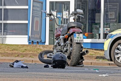 Crash zwischen Motorrad und PKW in Limbach: Zwei Personen schwer verletzt - Am Mittwochabend kam es auf einer Kreuzung in Limbach-Oberfrohna zu einem Verkehrsunfall zwischen einem Motorrad und einem Auto. Foto: Andreas Kretschel