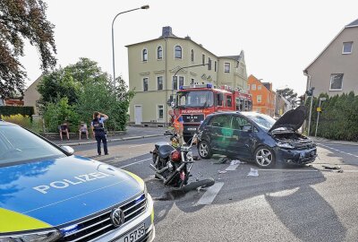 Crash zwischen Motorrad und PKW in Limbach: Zwei Personen schwer verletzt - Am Mittwochabend kam es auf einer Kreuzung in Limbach-Oberfrohna zu einem Verkehrsunfall zwischen einem Motorrad und einem Auto. Foto: Andreas Kretschel