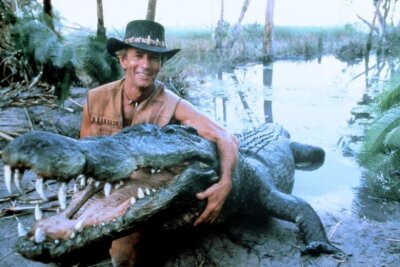 "Crocodile Dundee"-Star: Was macht eigentlich Paul Hogan? - "Das nennst du ein Messer?": Auch dank cooler Sprüche wurde Paul Hogan als "Crocodile Dundee" zum Publikumsliebling.