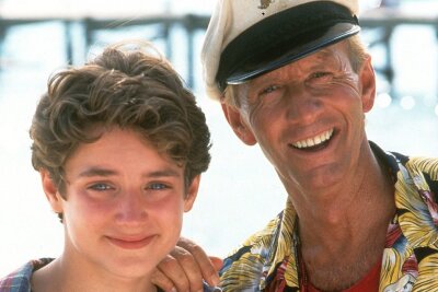 "Crocodile Dundee"-Star: Was macht eigentlich Paul Hogan? - Die weitere Karriere von Paul Hogan (Bild rechts, mit Elijah Wood) verlief nicht sonderlich erfolgreich: Nicht nur das Remake von "Flipper" (1996) floppte kläglich.