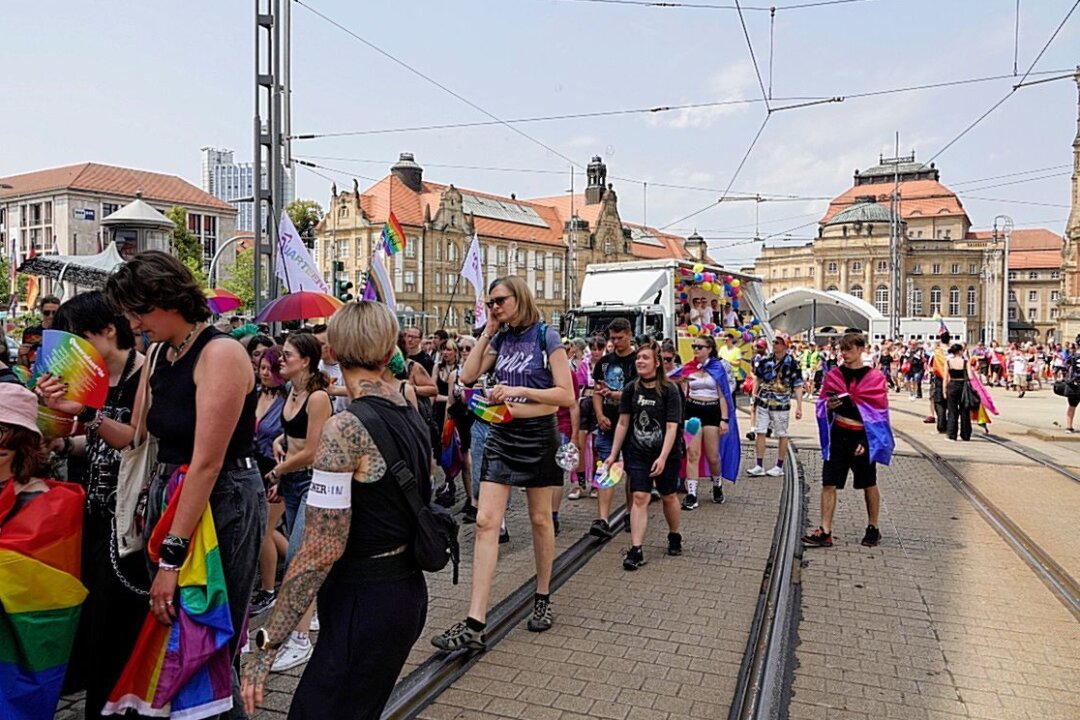 CSD Umzug: Über tausend Menschen ziehen durch die City - Über Tausend Teilnehmer feierten mit einem bunten Zug den CSD in Chemnitz. Foto: ChemPic