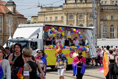 CSD Umzug: Über tausend Menschen ziehen durch die City - Über Tausend Teilnehmer feierten mit einem bunten Zug den CSD in Chemnitz. Foto: ChemPic