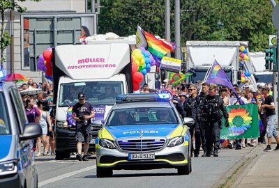 CSD Umzug: Über tausend Menschen ziehen durch die City - Über Tausend Teilnehmer feierten mit einem bunten Zug den CSD in Chemnitz. Foto: ChemPic