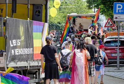 CSD Umzug: Über tausend Menschen ziehen durch die City - Durch den Festzug kam es teilweise zu Straßensperrungen und zu Verkehrsbehinderungen. Foto: ChemPic