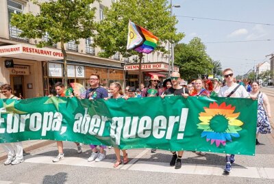 CSD Umzug: Über tausend Menschen ziehen durch die City - Durch den Festzug kam es teilweise zu Straßensperrungen und zu Verkehrsbehinderungen. Foto: ChemPic