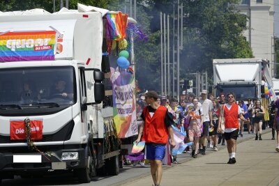 CSD Umzug: Über tausend Menschen ziehen durch die City - Über Tausend Teilnehmer feierten mit einem bunten Zug den CSD in Chemnitz. Foto: ChemPic