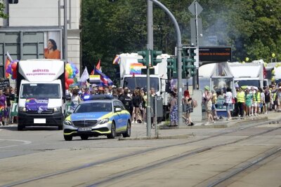 CSD Umzug: Über tausend Menschen ziehen durch die City - Durch den Festzug kam es teilweise zu Straßensperrungen und zu Verkehrsbehinderungen. Foto: ChemPic