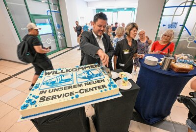 CVAG eröffnet neues Servicecenter im Tietz - Jens Meiwald beim Tortenanschnitt. Foto: Andreas Seidel