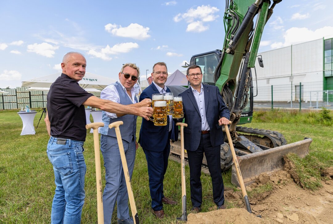 Da braut sich was zusammen: erster Spatenstich zur Erweiterung des Freiberger Brauhauses - Jan Stirl (Betriebsleiter Freiberger Brauhaus), Arne Gorzolla (BBF Baubüro Freiberg), Oberbürgermeister Sven Krüger und Holger Scheich (Geschäftsführer Freiberger Brauhaus) legten zum offiziellen Start der Bauarbeiten selbst Hand an. Foto: Marcel Schlenkrich