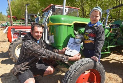 Da staunt der Holzdrache: Dieselkutschen erobern Erlebniswelt "Blockhausen" - Wenn der Vater mit dem Sohne auf Tour geht, dann mit einem Deutz-Schlepper, aus Lichtenberg kommen David Valdorf und Junior Tommy. Foto: Christof Heyden