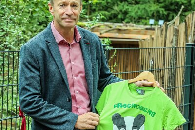 "Dachs-Index" steigt in Chemnitz auf 100 Prozent - Bürgermeister Knut Kunze präsentiert das "Frechdachs"-Shirt. Foto: Peggy Schellenberger