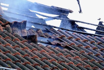 Dachstuhl brennt in Lunzenau - In Lunzenau kam es am Donnerstagabend zu einem Dachstuhlbrand. Foto: Harry Härtel