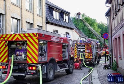 Dachstuhl brennt in Lunzenau - In Lunzenau kam es am Donnerstagabend zu einem Dachstuhlbrand. Foto: Harry Härtel