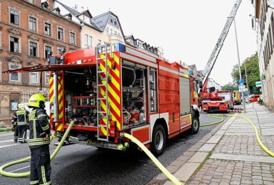 Dachstuhl in Brand: Feuerwehreinsatz in Leipziger Straße - Feuerwehreinsatz in Chemnitz. Foto: Harry Härtel