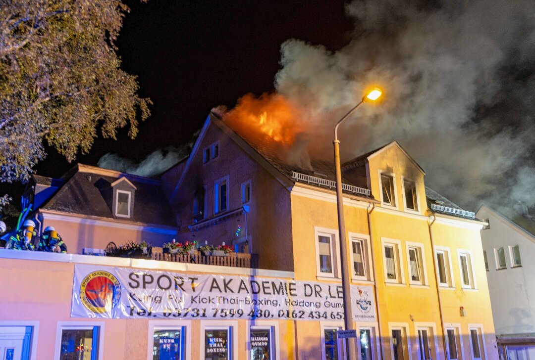 Dachstuhlbrand in Freiberg: Tatverdächtiger festgenommen - Der Dachstuhlbrand in Freiberg. Foto: Marcel Schlenkrich