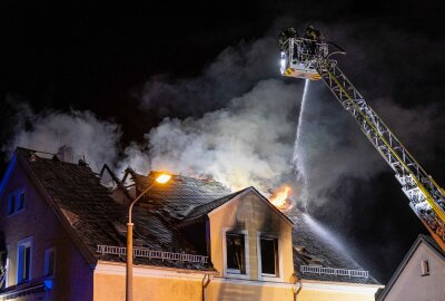 Dachstuhlbrand in Freiberg: Tatverdächtiger festgenommen - Der Dachstuhlbrand in Freiberg. Foto: Marcel Schlenkrich