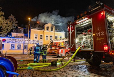 Dachstuhlbrand in Freiberg: Tatverdächtiger festgenommen - Der Dachstuhlbrand in Freiberg. Foto: Marcel Schlenkrich