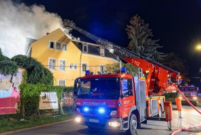 Dachstuhlbrand in Freiberg: Tatverdächtiger festgenommen - Der Dachstuhlbrand in Freiberg. Foto: Marcel Schlenkrich