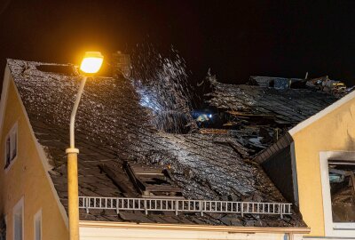 Dachstuhlbrand in Freiberg: Tatverdächtiger festgenommen - Der Dachstuhlbrand in Freiberg. Foto: Marcel Schlenkrich