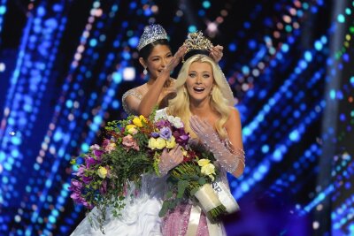 Dänin Victoria Kjær Theilvig zur neuen Miss Universe gekürt - Vorgängerin Sheynnis Palacios setzt der neuen Miss Universe, Victoria Kjær Theilvig, die Tiara auf.