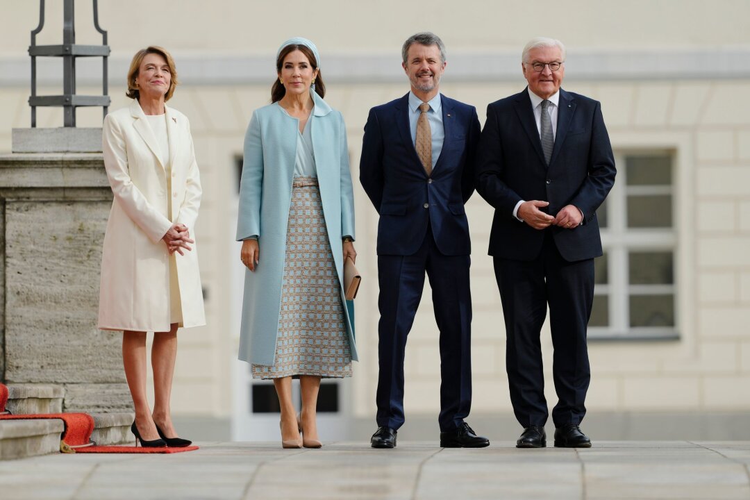 Dänisches Königspaar mit militärischen Ehren begrüßt - Für seinen Antrittsbesuch kam Frederik X. nun nach Deutschland und wurde vom Bundespräsidenten begrüßt.