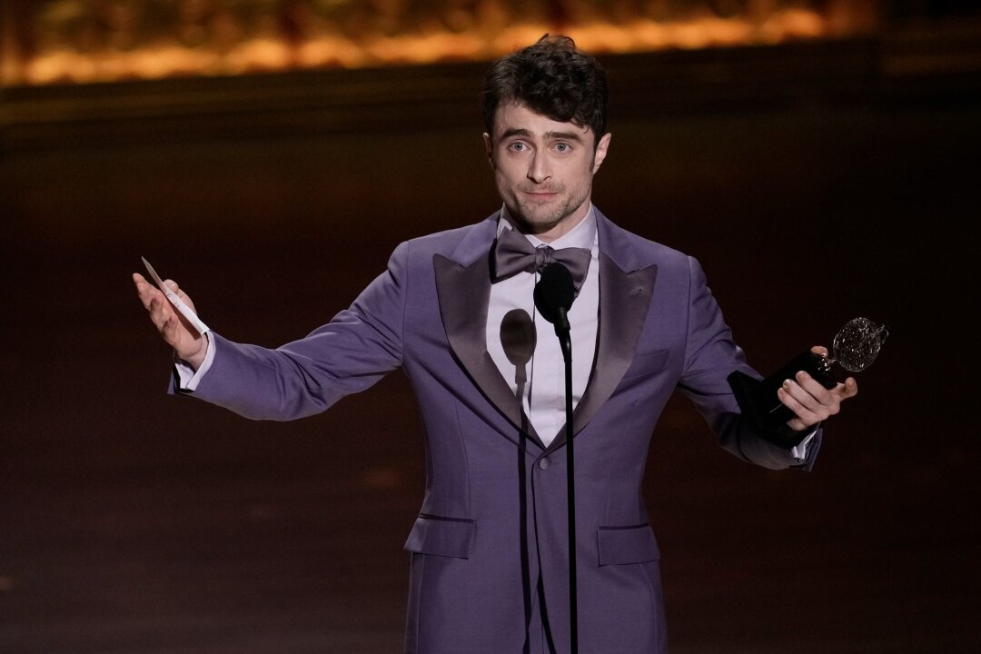 Daniel Radcliffe gewinnt Musical-Preis Tony Award - Daniel Radcliffe nimmt in New York seinen Tony Award entgegen.
