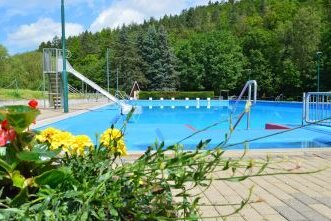 Dank ehrenamtlicher Helfer: Mittelsächsisches Freibad wieder geöffnet - Nach dem großartigen Einsatz zahlreicher ehrenamtlicher Helfer und den abschließenden Vorbereitungsarbeiten ist das Freibad Sachsenburg zum 7. Juli in die Freibadsaison 2024 gestartet.