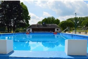 Dank ehrenamtlicher Helfer: Mittelsächsisches Freibad wieder geöffnet - Das Freibad ist täglich von 10 bis 19 Uhr geöffnet. Die Bezahlung erfolgt über einen Automaten oder per Handy.