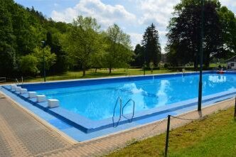 Dank ehrenamtlicher Helfer: Mittelsächsisches Freibad wieder geöffnet - Das Freibad bietet ein Schwimmer- und ein Nichtschwimmerbecken, eine Rutsche sowie Sprungblöcke für sportliche Aktivitäten.