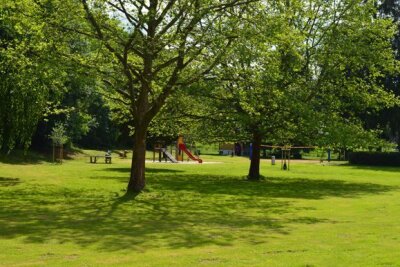 Dank ehrenamtlicher Helfer: Mittelsächsisches Freibad wieder geöffnet - Das Freibad Sachsenburg liegt idylisch. Eine große Liegewiese lädt zum Entspannen ein.