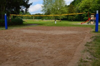 Dank ehrenamtlicher Helfer: Mittelsächsisches Freibad wieder geöffnet - Sportbegeisterte können den Volleyballplatz nutzen.