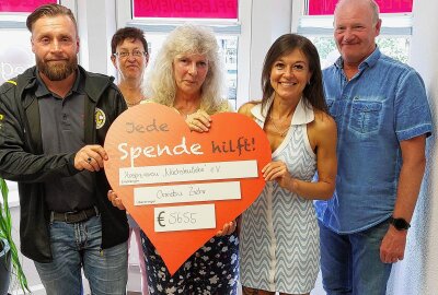 Danke: 5.655 Euro für Kinder, die keine Zeit mehr haben! - Ganz toll! Für 350 gelaufene Runden wurden 5.655 Euro gespendet. Im Bild von links: Thomas Fritzlar, Kerstin Ziehr, Petra Zehe, Christin Ziehr und Gerd Ziehr. Foto: Karsten Repert