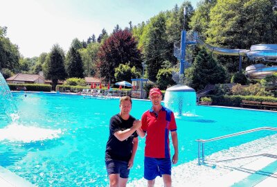 Dankeschön für dieses Kunstwerk: Jens Beckert hat ein Naturidyll geschaffen - Im Namen aller Badbesucher: Marcel Singer sagt Jens Beckert - dem Mann mit dem Basecap - Dankeschön. Foto: Karsten Repert 