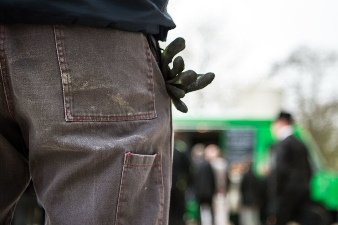 Darf der Arbeitgeber die Hosenfarbe vorschreiben? - Arbeitgeber dürfen Vorgaben zur Dienstkleidung machen: Eine Arbeitshose in einer bestimmten Farbe zu tragen, beeinträchtigt das Persönlichkeitsrecht eines Arbeitnehmers nicht weiter.