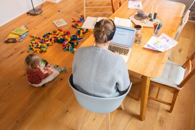 Darf ich während der Elternzeit arbeiten? - Wer in Elternzeit ist, darf eine Teilzeittätigkeit bis maximal 32 Stunden pro Woche im Monatsdurchschnitt ausüben.