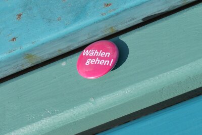 Darf mein Arbeitgeber sich politisch positionieren? - Der Arbeitsplatz muss nicht unbedingt ein neutraler Ort sein: Unternehmen dürfen sich politisch positionieren, etwa für Demokratie werben oder zur Wahl aufrufen, solange sie keinen Druck auf die Belegschaft ausüben.