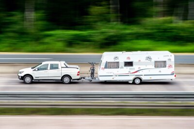 Darf mein Kind während der Fahrt im Wohnwagen sitzen? - In Deutschland dürfen sich während der Fahrt weder Kinder noch Erwachsene im Wohnwagen aufhalten.