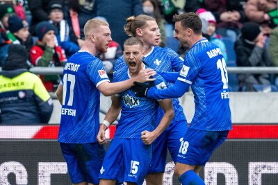 Darmstadt stürzt Hannover von der Tabellenspitze - Darmstadt bejubelt die erneute Führung in Hannover.