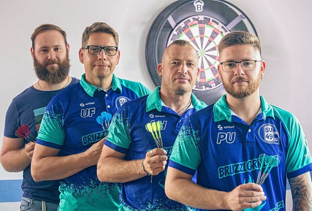 Dartsfieber im Erzgebirge: Überraschungsteam gelingt der Durchmarsch - Felix Nimtz, Uwe Faulnborn, Alexander Hillig und Philipp Ullmann (v.l.) waren am Aufstieg der 49 Darters vim SV 49 Großrückerswalde beteiligt. Zur Mannschaft gehören ebenfalls und fehlen auf dem Foto: Ronny Günther, Thomas Prockl, Florain Schreiter, Marko Beckert, Feliy Müller, Oliver Nimtz und Luca Wemmer. Foto: Jan Görner